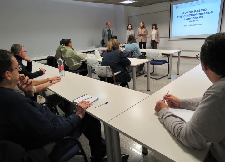 Sesión inaugural con las directoras de Función Pública, Micaela Martínez, y de la EFIAP, Caridad De La Hera, así como la jefa de Servicio de PRL, Mari Carmen Marín y el técnico de PRL, Antonio Guillén