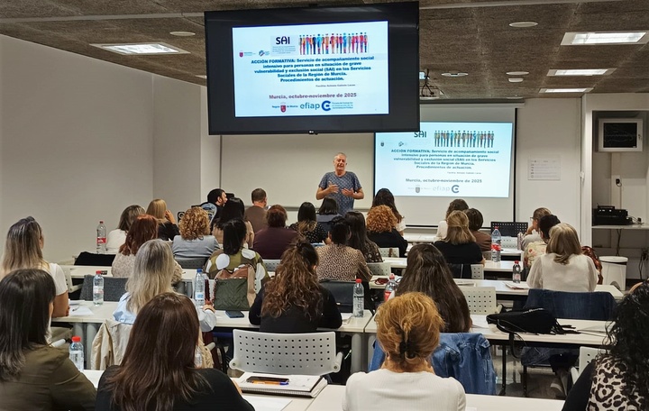 La Comunidad impulsa la formación en Acompañamiento Social Intensivo para profesionales de Servicios Sociales