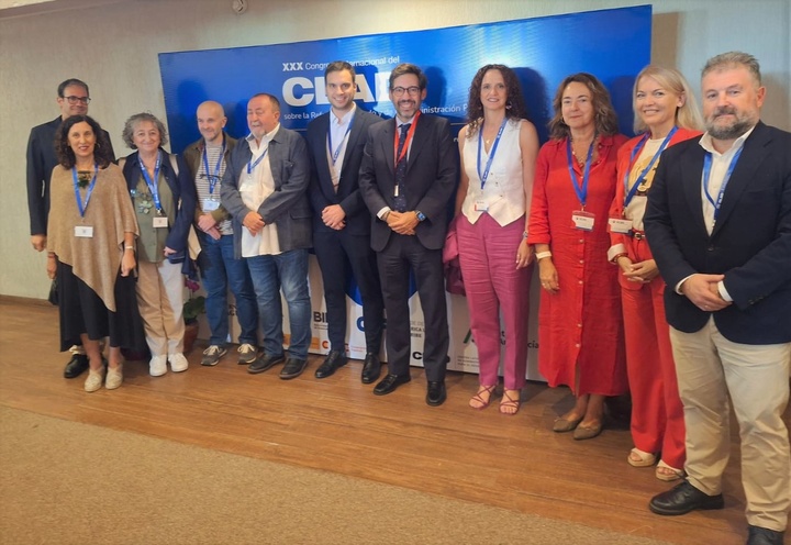 La directora de la EFIAP junto al resto de componentes de la delegación española en el Congreso del CLAD
