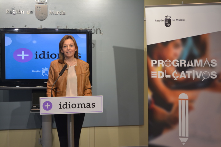 Begoña Iniesta, presenta el programa Descubre dentro de la Iniciativa +Idiomas